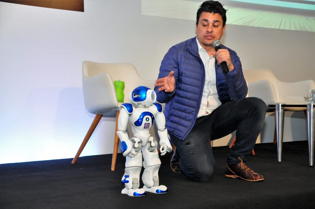 Gil Giardelli e seu incrível robô